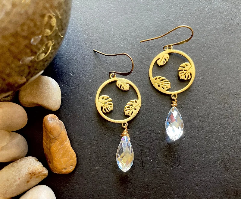 - Foldable and portable cat bagBeautiful delicate Statement earrings, Bling earrings, brass geometric dangles , Modern brass earrings, crystal earrings, monstera leaf